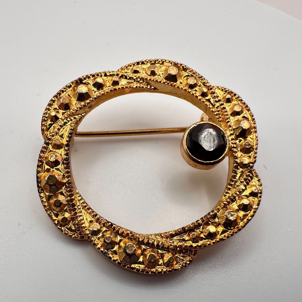 Vintage 90s Gold Tone Brooch Pin Red Rhinestone Textured Twisted Wreath Jewelry